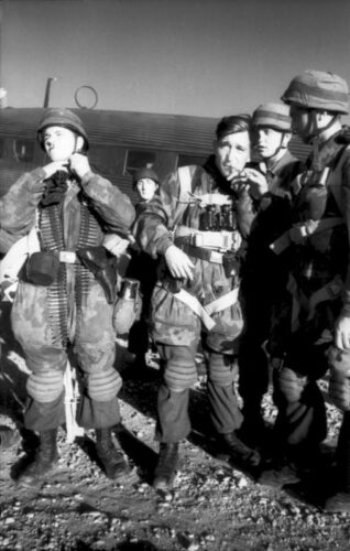 Duitse manschappen maken zich klaar voor vertrek naar Leros