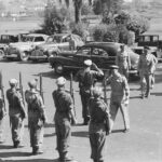 Stafbespreking te Bandoeng. Aankomst van legercommandant, generaal S.H. Spoor, juli 1947