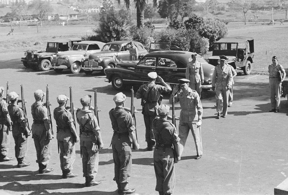 Stafbespreking te Bandoeng. Aankomst van legercommandant, generaal S.H. Spoor, juli 1947