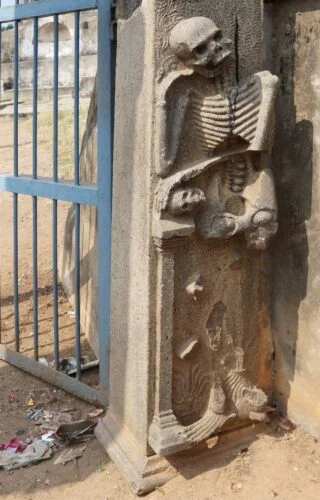 Een van de twee gebeeldhouwde skeletten in de toegangspoort van de VOC-begraafplaats in Pulicat.