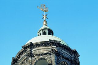 De windvaan op de koepel van het Paleis op de Dam