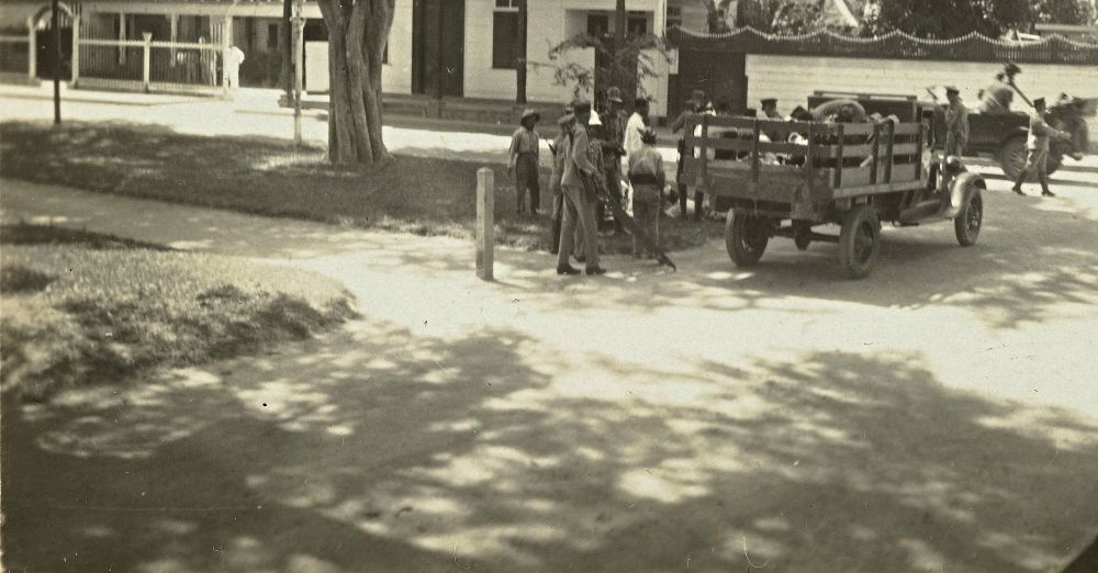 Aanhangers van Anton de Kom eisen zijn vrijlating in Paramaribo, 1933
