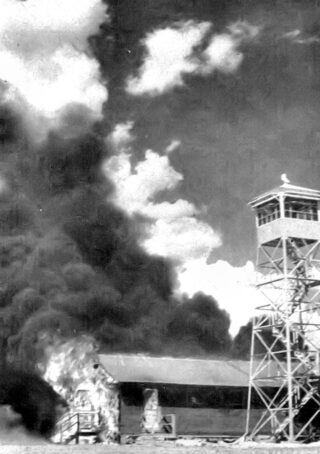 De uitgebroken brand op de luchtmachtbasis in New Mexico, nadat ‘napalmvleermuizen’ per ongeluk werden vrijgelaten.