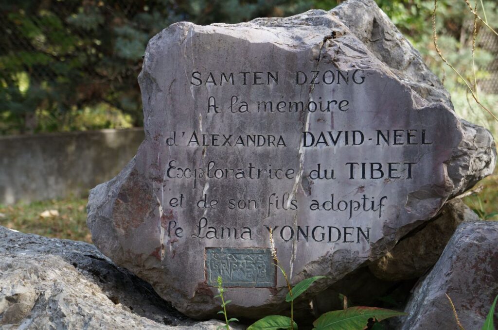 Een gedenksteen voor Yongden in de tuin.