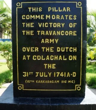 De gedenkzuil ter nagedachtenis van de Slag bij Colachel in diezelfde plaats