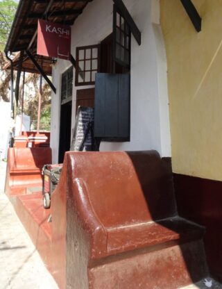 Een zogenoemd ‘kletsbankje’ in de Burgher street in Kochi.