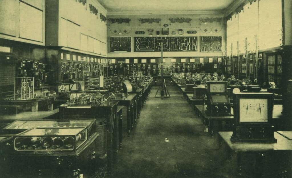 De zaal met communicatiemiddelen, zodat zoekaanvragen telegrafisch konden worden beantwoord.