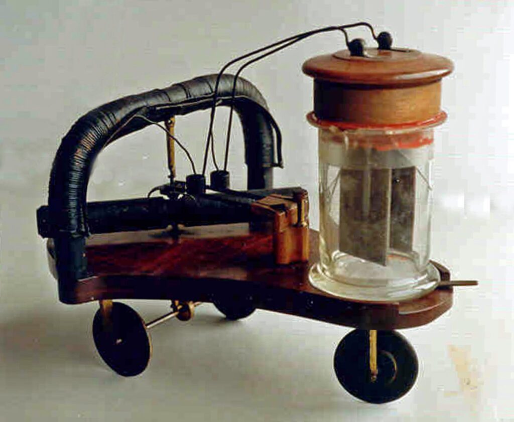 Het eerste model van de electromagnetische wagen, volgens deze beschrijving, aanwezig in Museum Boerhaave. 