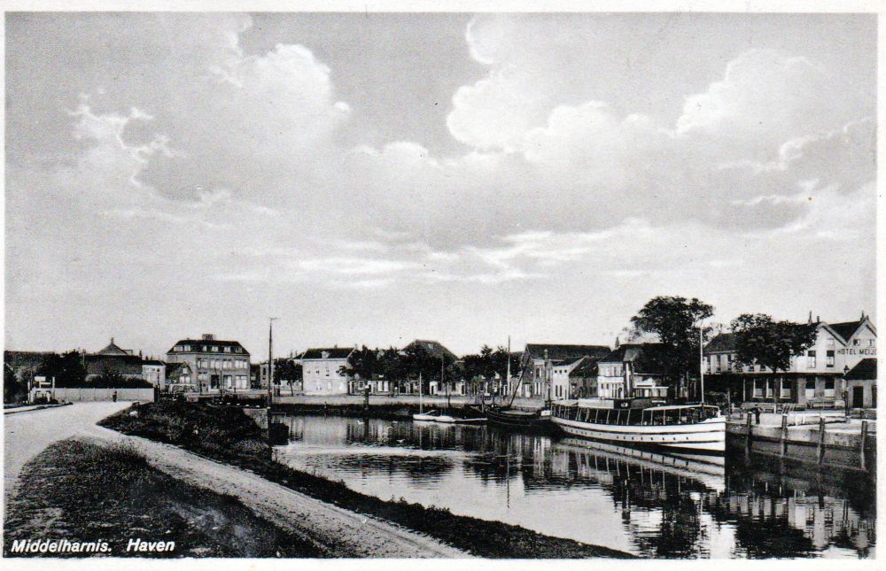 Ansichtkaart van de Menheerse boot in de haven van Middelharnis. Archief RTM Ouddorp (1915-1930)