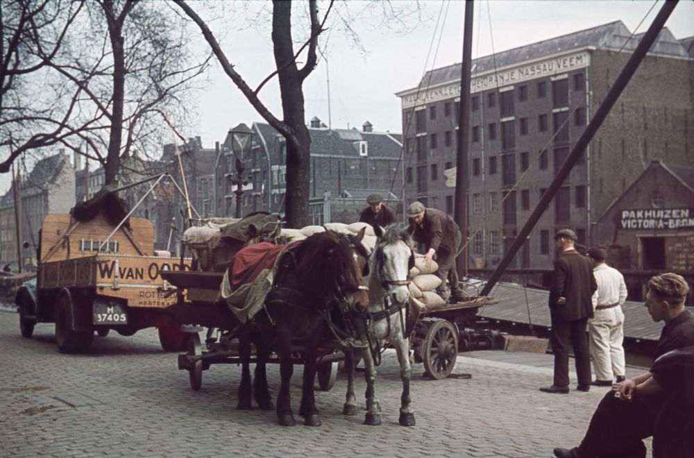 Het laden of lossen van een sleperswagen aan de Scheepmakershaven. Foto Richard Boske (circa 1935-1940). Stadsarchief Rotterdam, toegangsnr. 4210 Collectie Richard Boske, inv.nr. 27.
