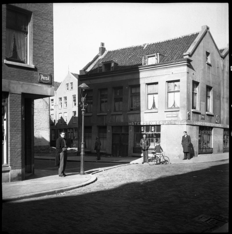 Waterstokerij op de hoek van de Rubroekstraat. Foto Fototechnische Dienst Rotterdam, NL-RtSA_4204_AO-149.jpg, AO-149. Dienst Gemeentewerken/Gemeentelijke Gebouwen. Stadsarchief Rotterdam (1946).