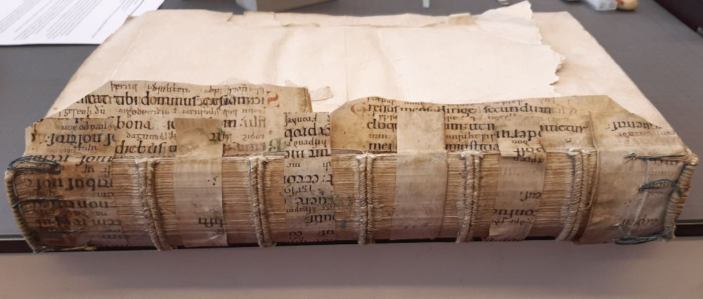 Perkamenten Fragmenten (circa 1050) op de rug van het Grieks-Latijns woordenboek.