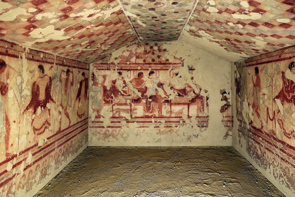 Fresco's in een hutvormige Etruskische sarcofaag in het Archeologisch Museum 