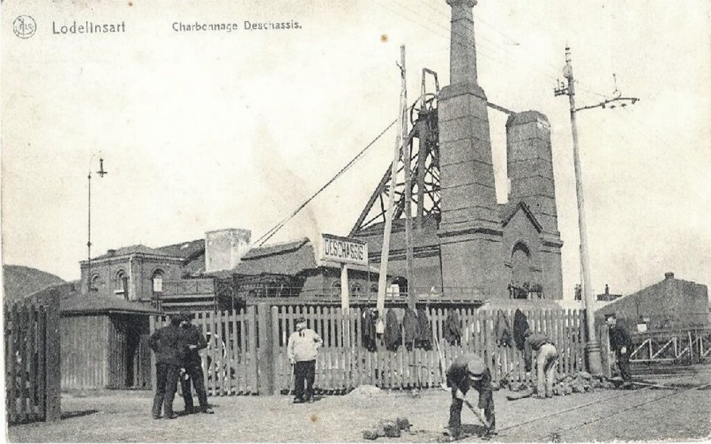 Vroeg-twintigste-eeuwse ansichtkaart van een Henegouse steenkoolmijn in Lodelinsart ten noorden van Charleroi.