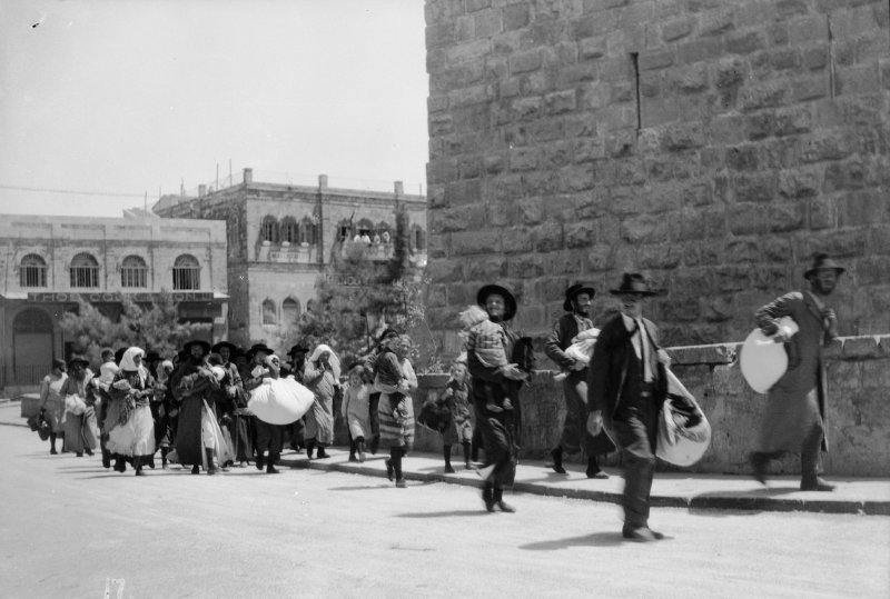Joodse inwoners van Jeruzalem ontvluchten de oude stad tijdens de opstand van 1929.