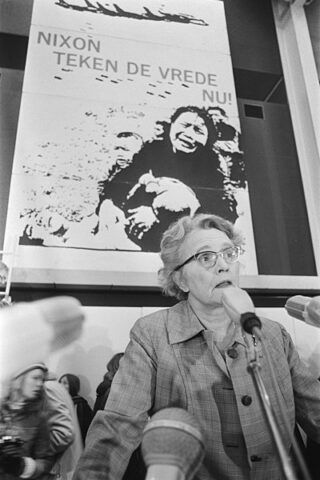 Marga Klompé spreekt tijdens de Vietnam-demonstratie van 6 januari 1973 in Utrecht 