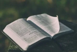 Opengeslagen bijbel