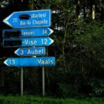 De taalgrens leidt soms ook tot een taalstrijd. Hier in Voeren zijn de plaatsaanduidingen in de niet gewenste taal (in dit geval het Nederlands) onleesbaar gemaakt.