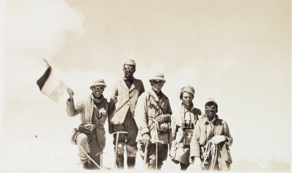 Visser als expedtieleider op Chorten Peak met Nederlandse vlag, 31 augustus 1929