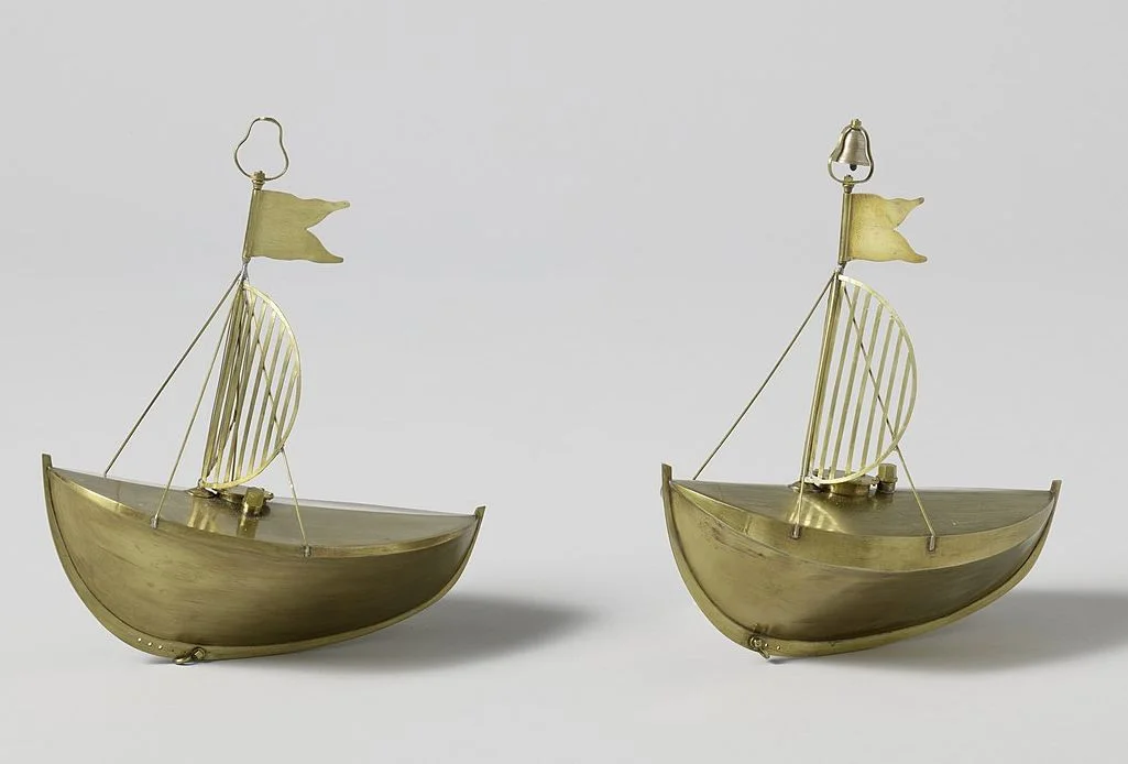 Model van een drijfbaken in de vorm van een klein scheepje