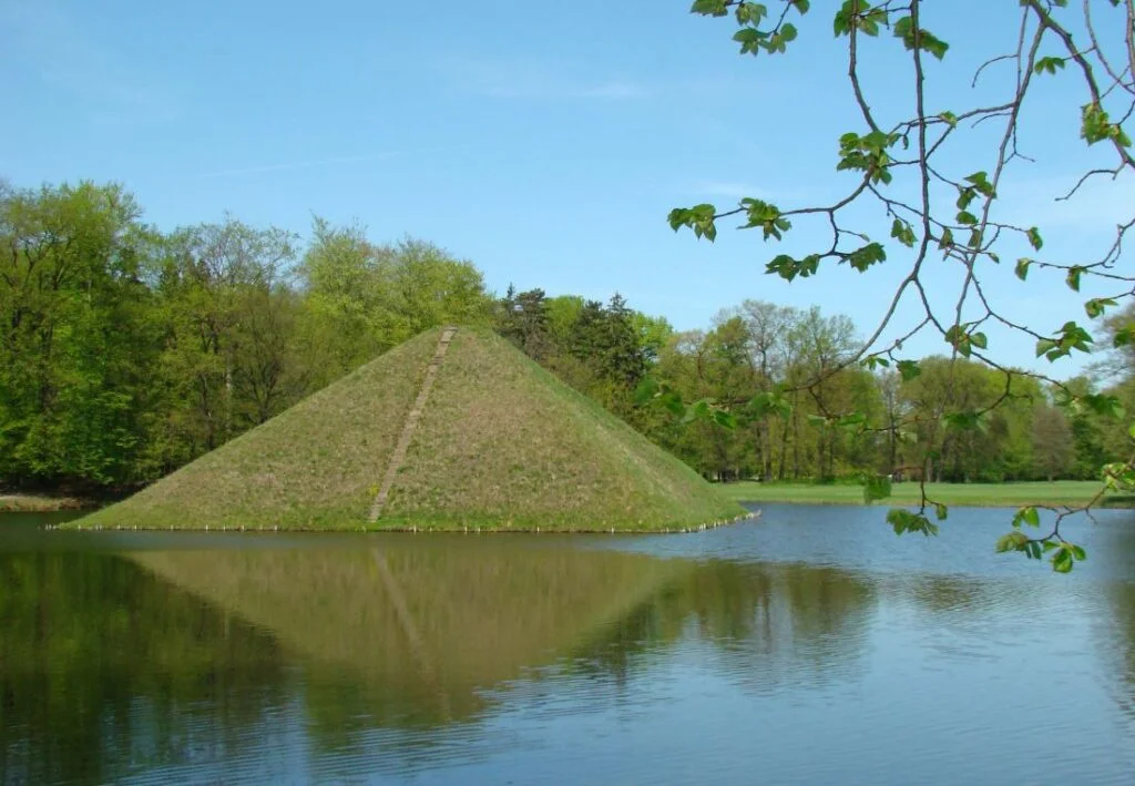 De grafpiramide van Pückler en zijn trouw gebleven vrouw Lucie