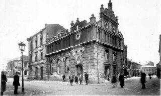 Deze synagoge werd tijdens de Lwów-pogrom in brand gestoken