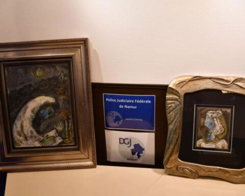 De twee teruggevonden schilderijen. Links het werk van Chagall, links de Picasso
