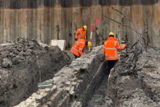 Archeologen bij de gevonden sluisvliet