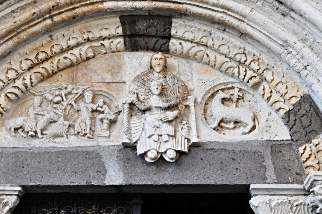 Timpaan van de Santa Maria Maggiore in Tuscania