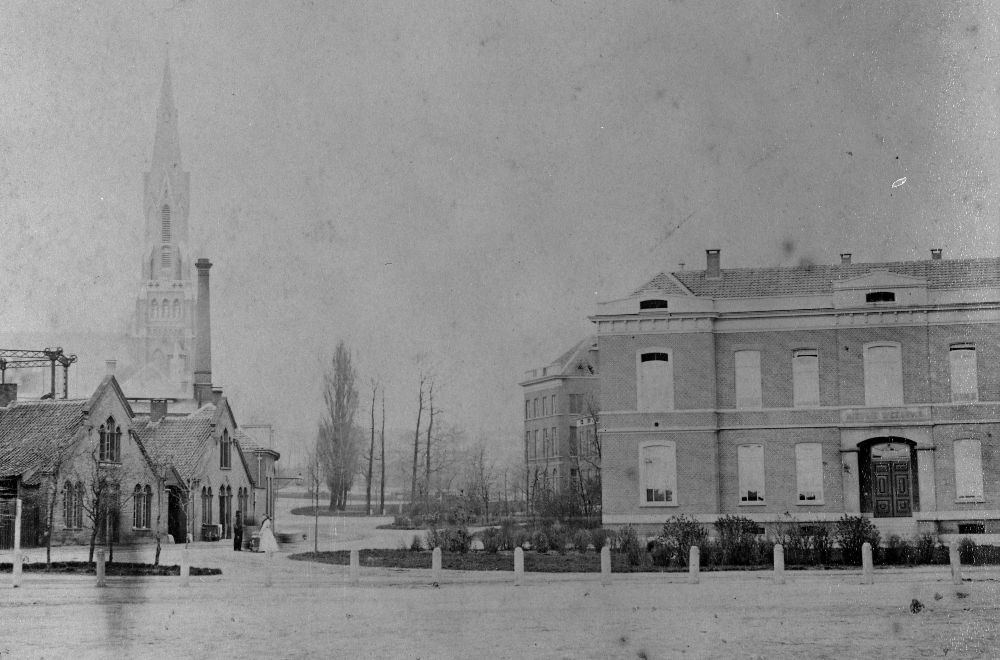 Nederlandse weeskinderen waren in de jaren zestig van de negentiende eeuw heel klein. Hier een foto uit 1860 met rechts het Burger Weeshuis aan het Arnhemse Roermondsplein.