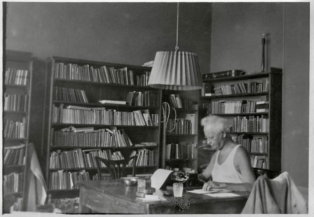 Arthur van Schendel schrijvend in zijn werkkamer te Sestri Levante, 1936-1938