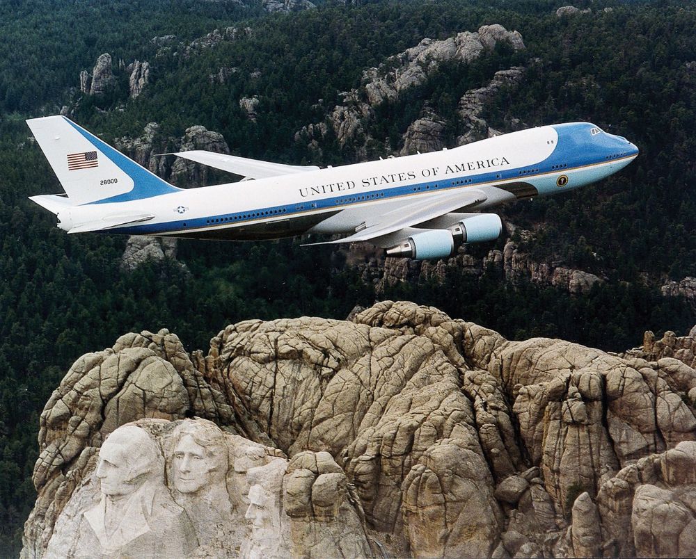 Een Boeing 747-200B VC-25 (alias Air Force One) vliegt over Mount Rushmore