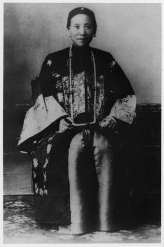 Catherine Splingaerd gefotografeerd in Chinese kledij.