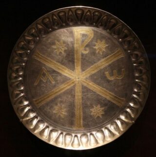 Chi-Rho-symbool met de  alpha en de omega op een stuk Byzantijns metaalwerk