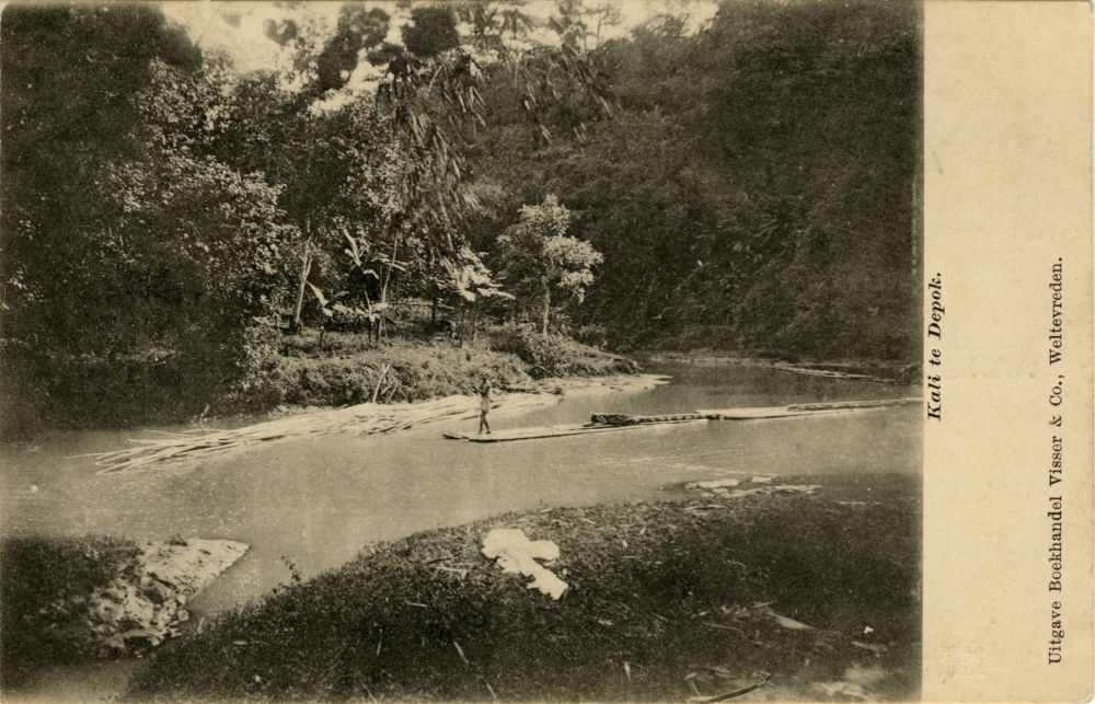 Bamboevlotten op de rivier Ciliwung bij Depok.