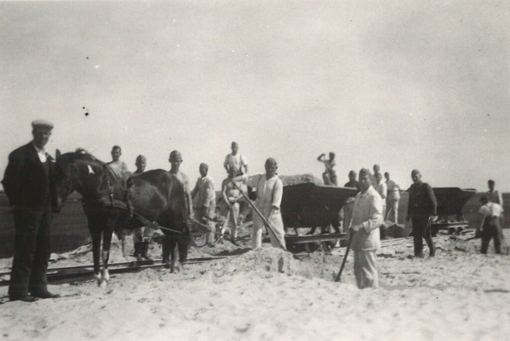 Callantsoger boer met zijn paard aan het werk voor de Duitsers in 1942