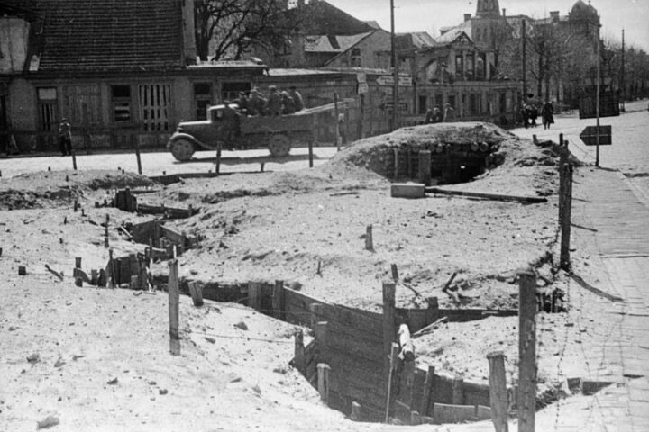 Loopgraven in de Baltische havenstad Libau, het Letse Liepāja, in mei 1945. Bron: Museum-Digital Berlin