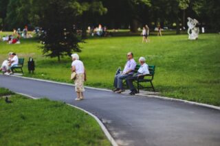 Willekeurige 'gewone' mensen in een park