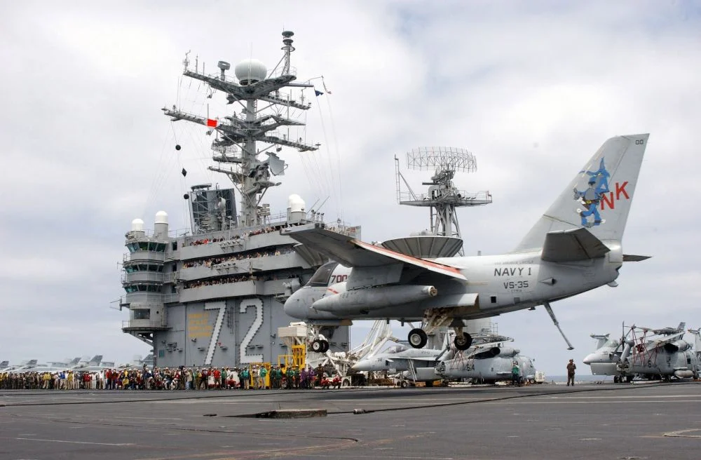 Navy One landt op de USS Abraham Lincoln met aan boord president George W. Bush