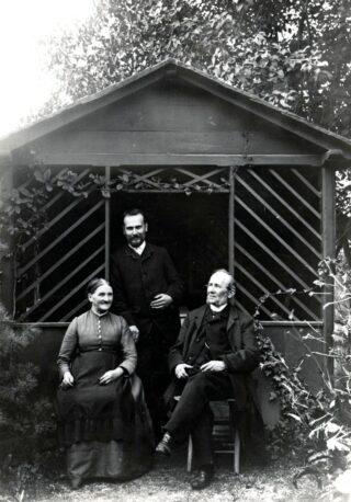 Rudolf, Leopold en Caroline Blaschka in hun tuin
