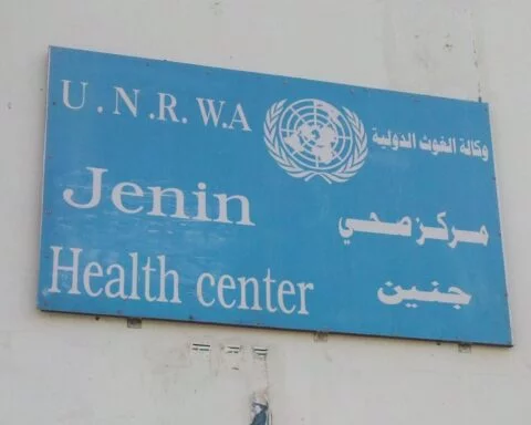 Bord van de UNRWA bij een gezondheidscentrum in Jenin, een Palestijnse stad op de Westelijke Jordaanoever