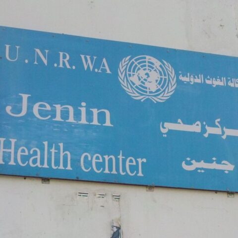 Bord van de UNRWA bij een gezondheidscentrum in Jenin, een Palestijnse stad op de Westelijke Jordaanoever