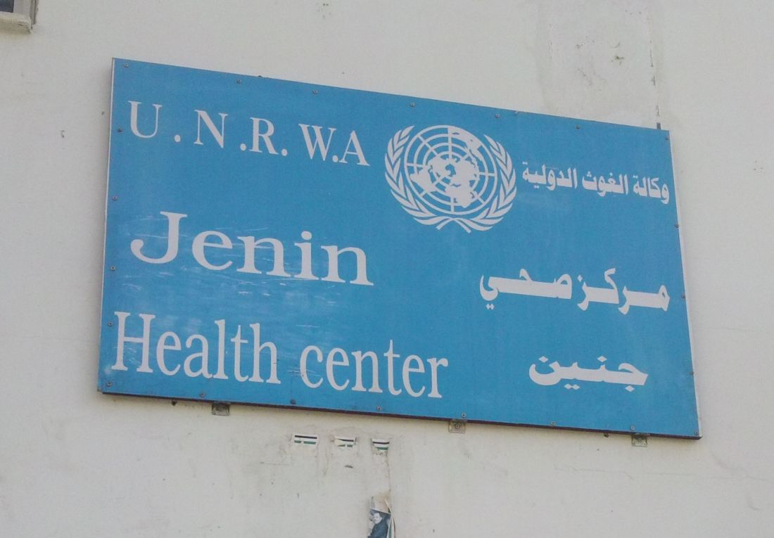 Bord van de UNRWA bij een gezondheidscentrum in Jenin, een Palestijnse stad op de Westelijke Jordaanoever