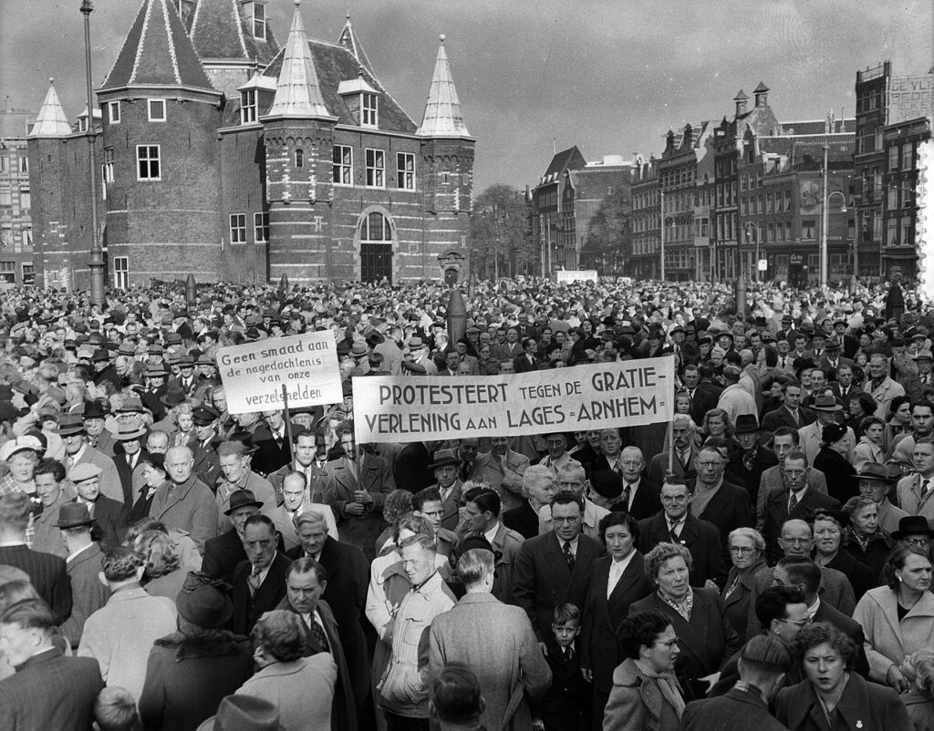 Demonstratie tegen de mogelijke amnestie van Lages - Nieuwmarkt in Amsterdam, 1952 