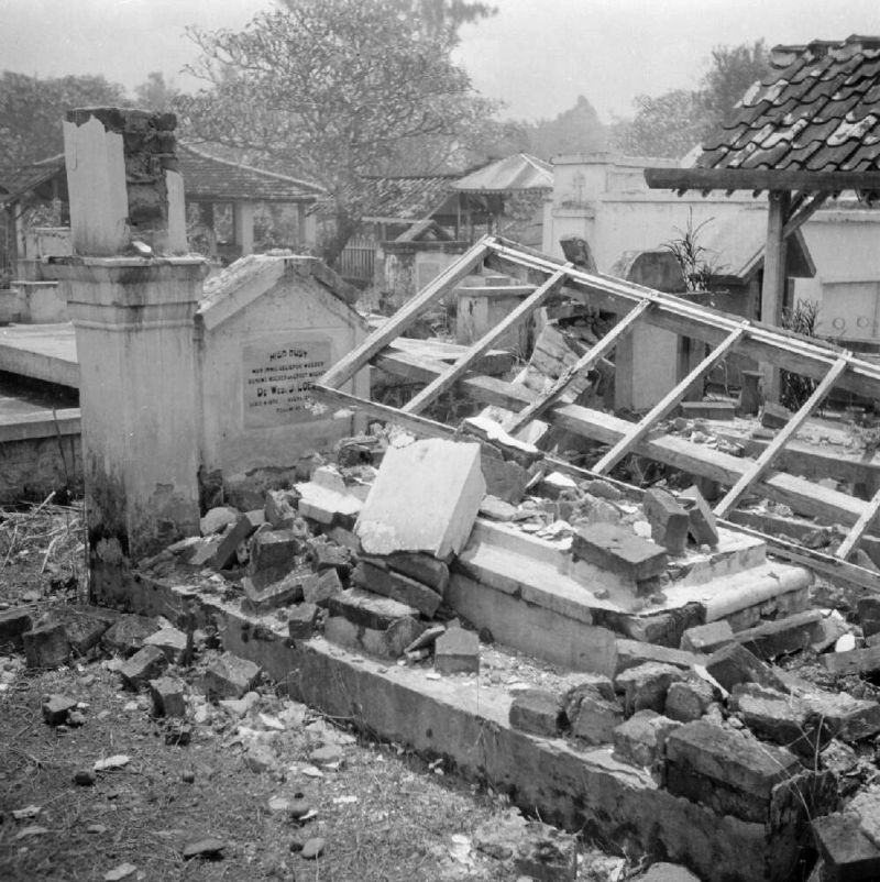 In oktober 1945 aangerichte vernielingen op het kerkhof van Depok. 