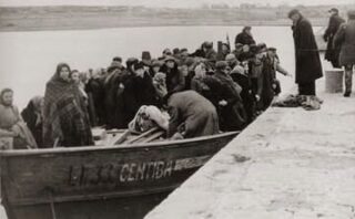 Letse en Litouwse bootvluchtelingen die inscheepten in de omgeving van Ventspils arriveren op het Zweedse eiland Götland in oktober 1944. 