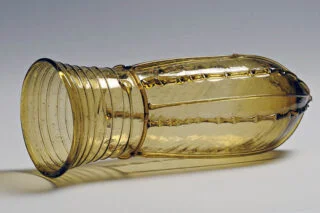 Buidelbeker van glas, periode: 550 - 700 na Chr, vindplaats: Bergeijk (Noord-Brabant)