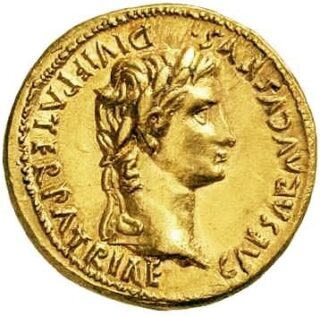 Een Romeinse munt uit het jaar 13 met de afbeelding van keizer Augustus. 