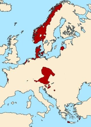 Kaart van Europa met in het rood de gebieden die bij de capitulatie van Duitsland op 8 mei 1945 nog onder controle van het Duitse leger stonden. Het ‘hoorntje’ rechts boven aan de Baltische Zee is de regio Koerland.