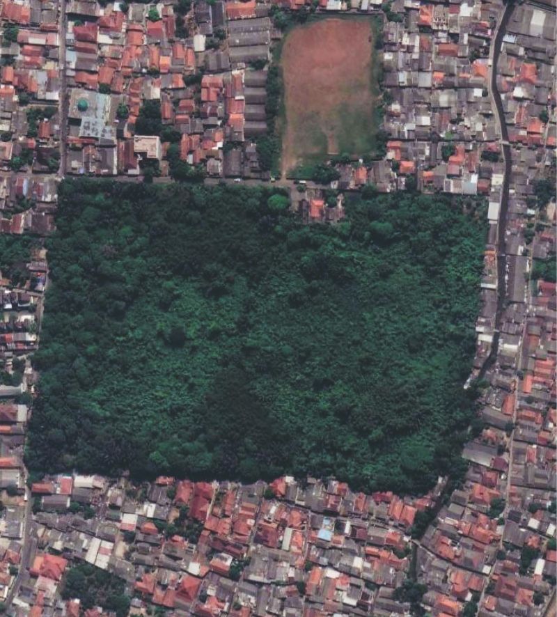 Luchtfoto van het natuurmonument Depok tussen de dichte bebouwing.